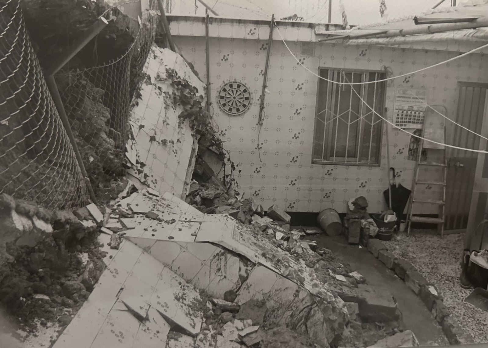 Derrumbe de una tapia en una vivienda de la calle Pérez Quintero.