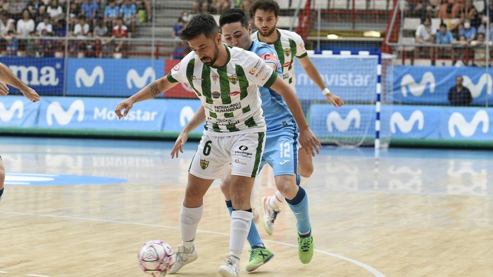 Jesulito recibe la presión de Borja Díaz.