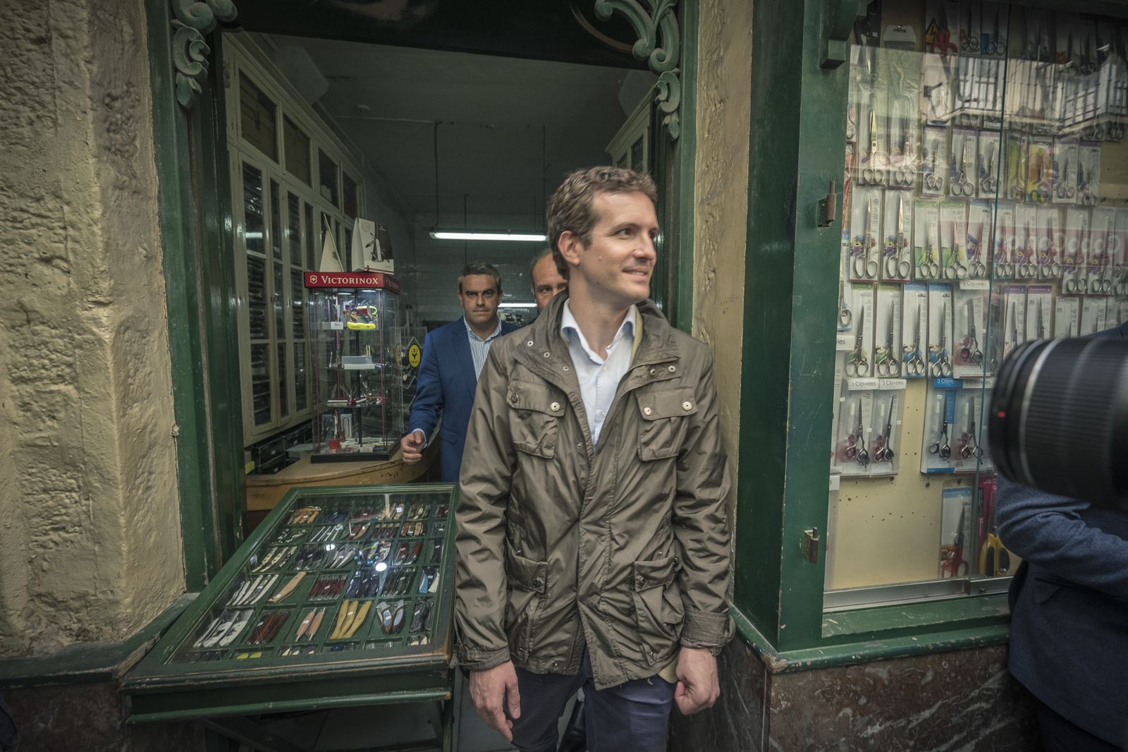 Pablo Casado  de visita en Cádiz en 2019, con Juancho y Pepe Ortiz detrás.