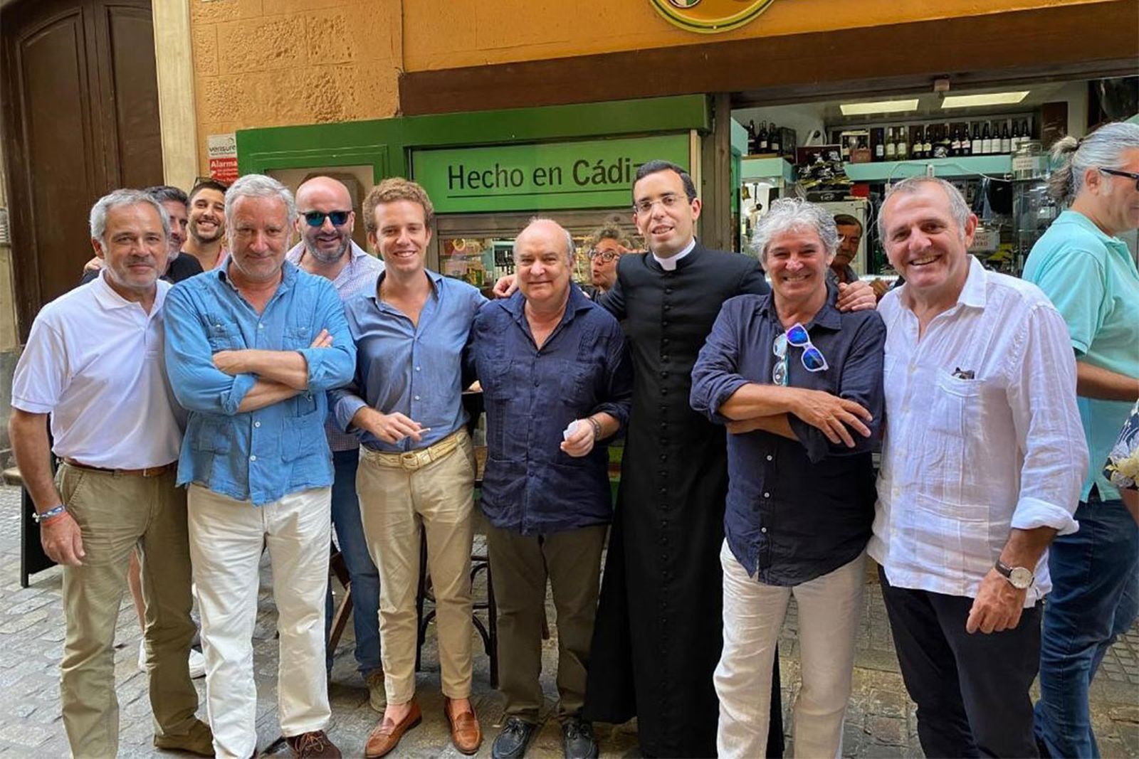 El padre Diego Cano con Juanlu Álvarez, Pablo Durio, Carlos Alarcón, Pelayo García Borbolla, Jaime Cano, Miguel Sastre, Faly Álvarez y Paco Tinoco, durante la despedida en el Rincón de Pelayo.