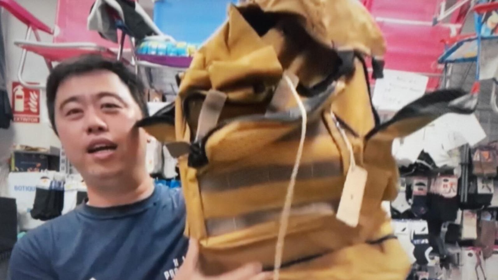 Jian Li con un mochila para llevar los parasoles que ya es épica