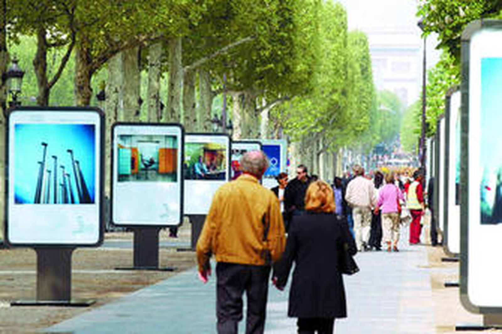 Ciudadanos pasean en París y observan una exposición sobre la Unión Europea.