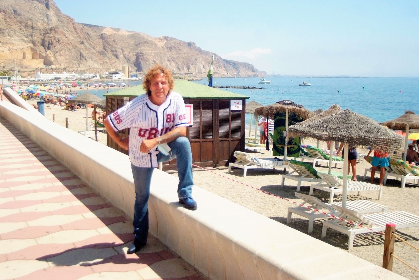Fortu Sánchez, ayer, en el Paseo Marítimo de Aguadulce. Para la fotografía se quitó un minuto la mascarilla, luego continuó con ella.