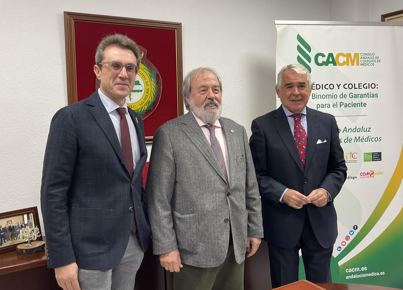 Alfonso Carmona, en el centro, durante la toma de posesión como nuevo presidente del CACM.