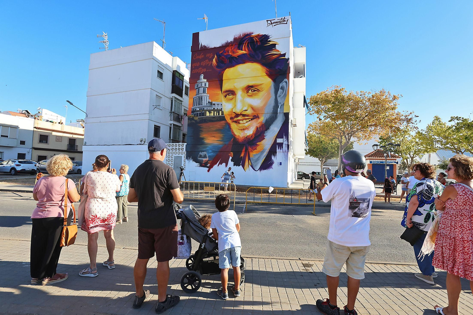 Imágenes de la inauguración del mural homenaje a Manuel Carrasco en Isla Cristina