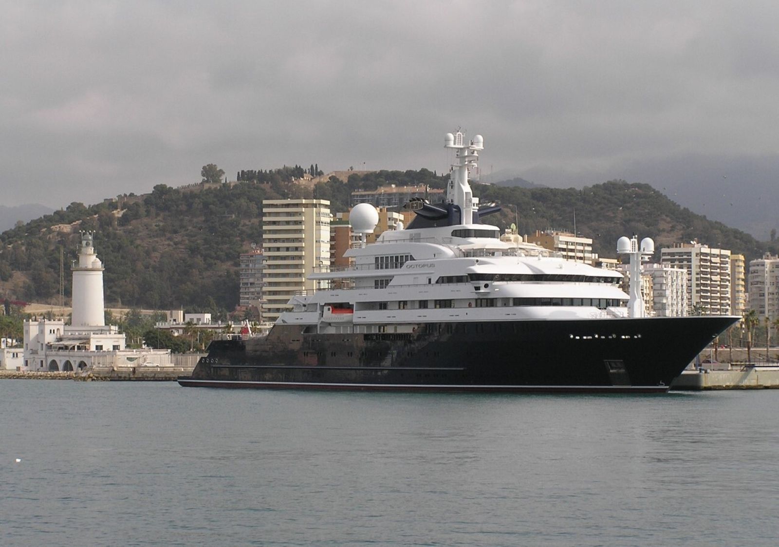 El superyate ‘Octopus’ en Málaga durante su última estancia.