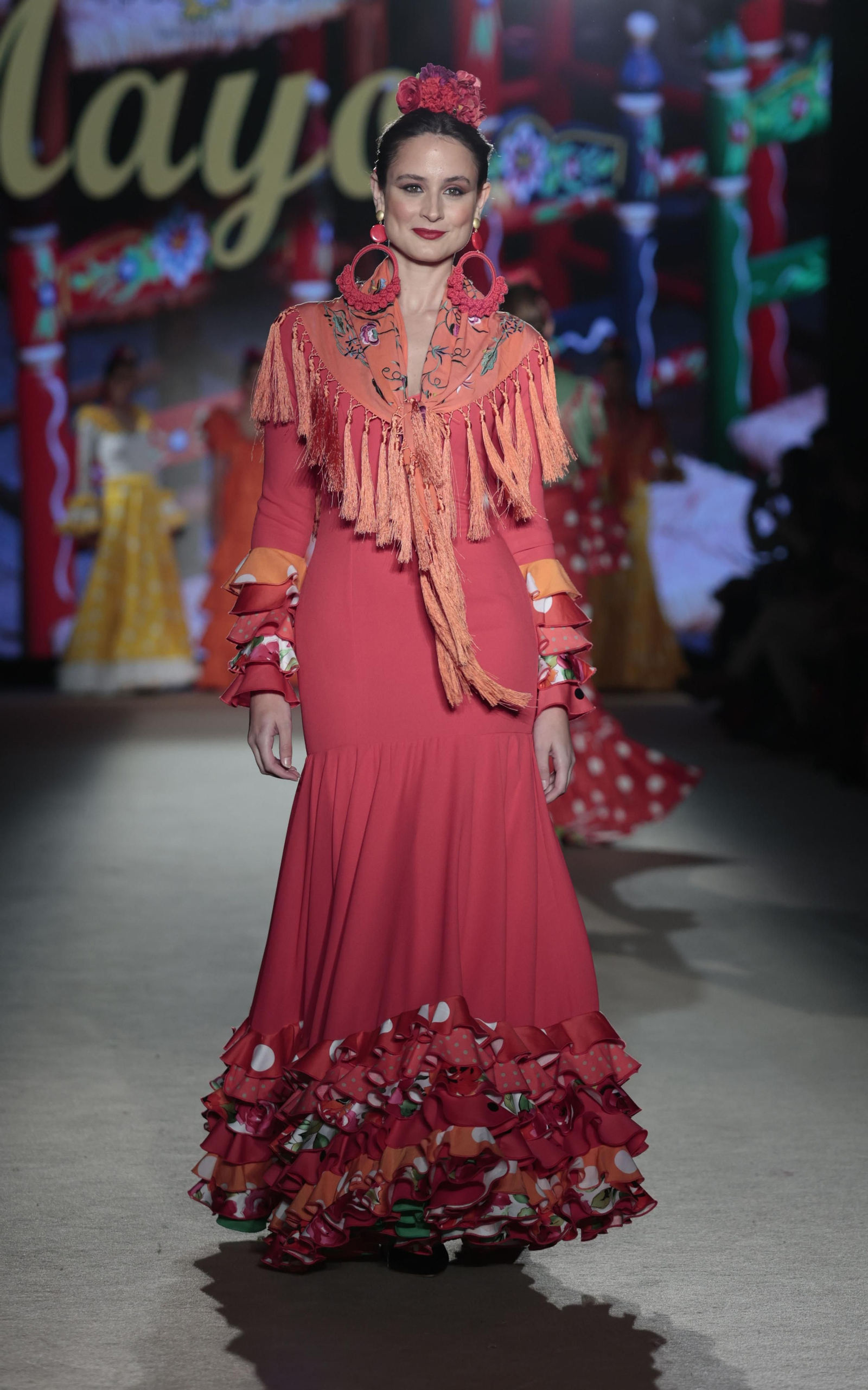 Traje de flamenca rojo combinado con mantoncillo naranja de Pepa Garrido. Traje de flamenca rojo combinado con mantoncillo naranja de Pepa Garrido.
