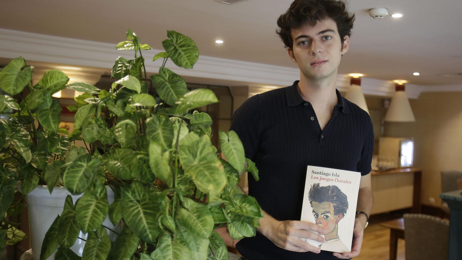 Retrato de Isla con su segunda novela, 'Los juegos florales'.