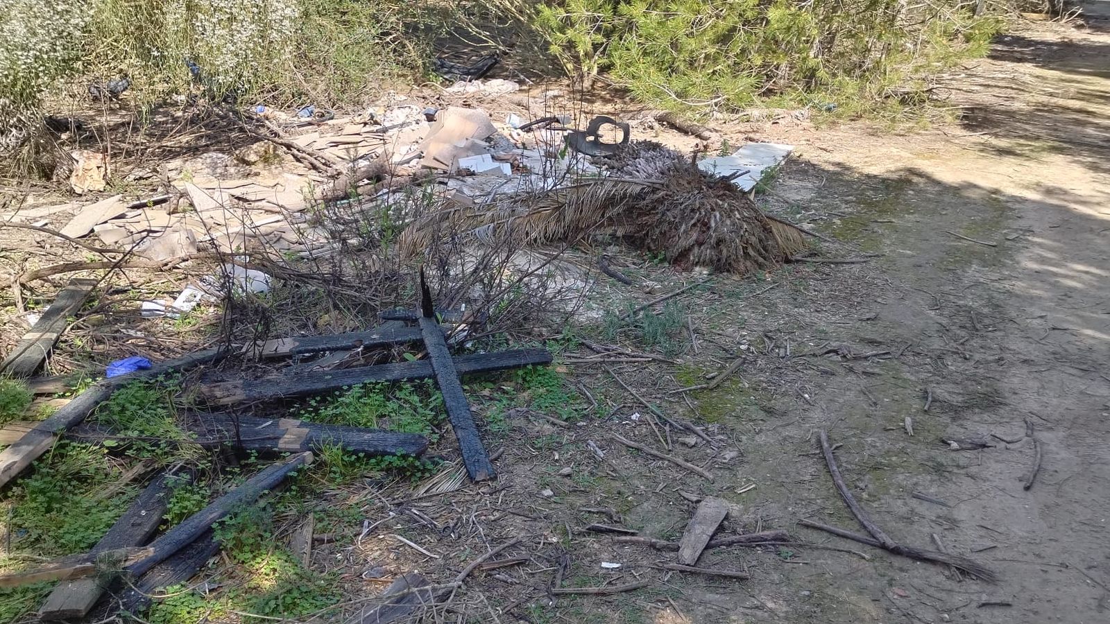 Restos de maderas quemadas, en la zona del incendio.