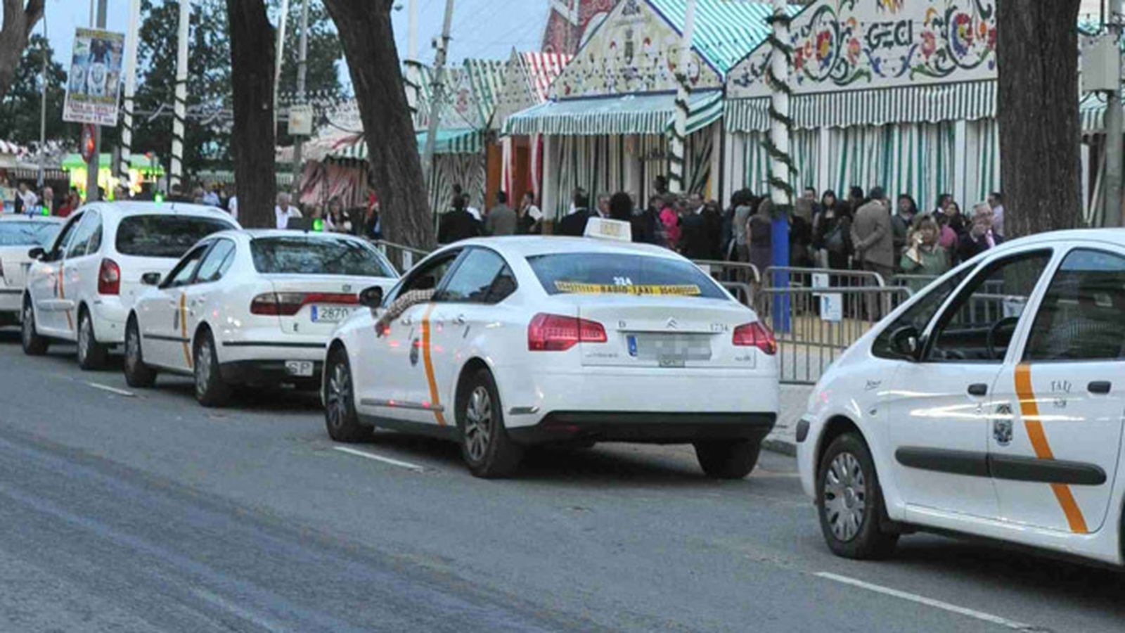 Taxis en la parada de la Feria.
