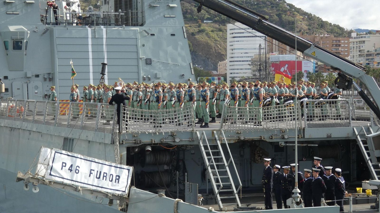 Legionarios en el 'Furor' (P-46) en el puerto de Málaga.