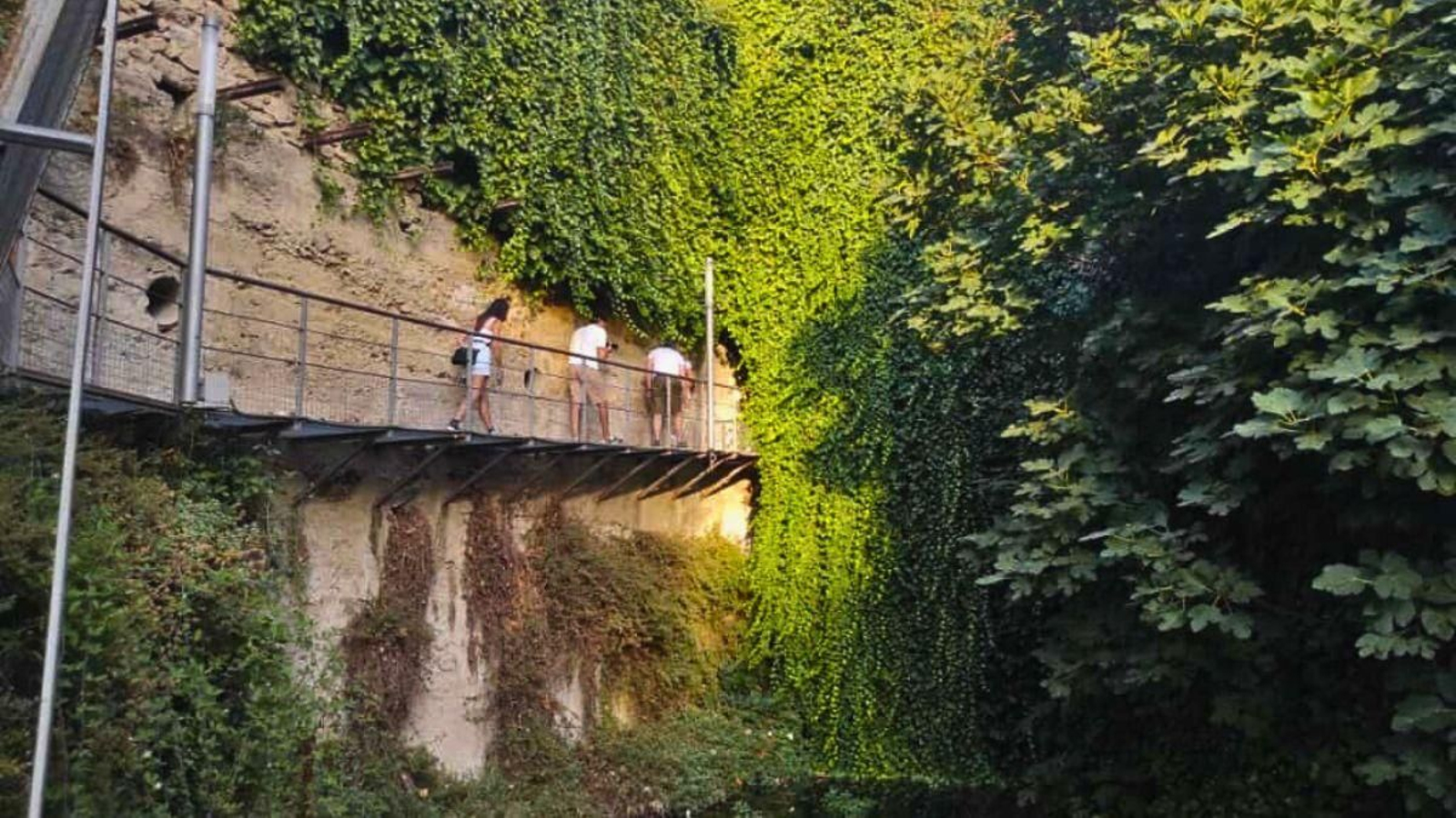 Pasarela de acceso a la bóveda del río Cerezuelo, donde discurre su caudal por debajo de la Plaza de Santa María.
