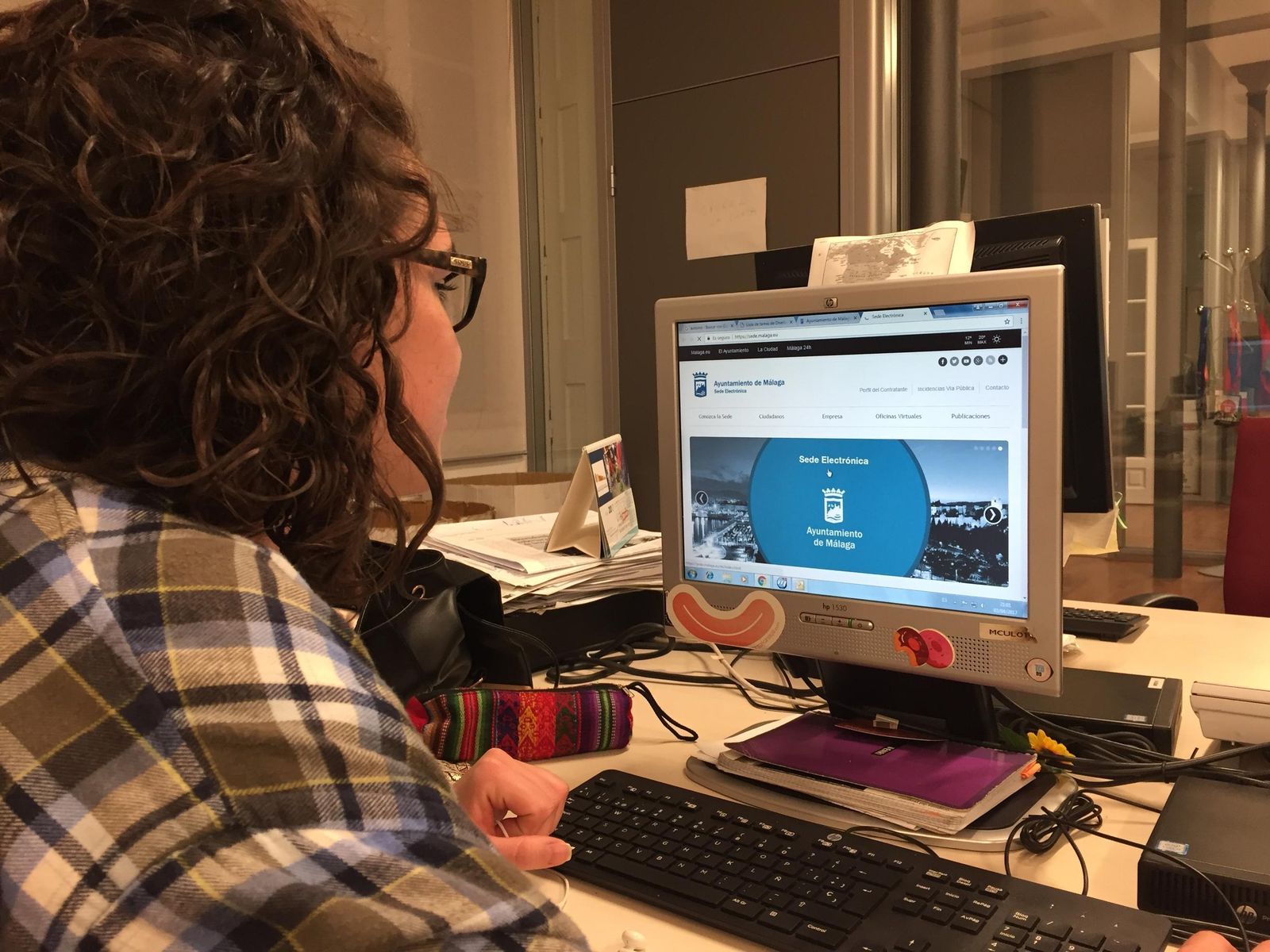 Una usuaria entra en el portal de administración electrónica del Ayuntamiento de Málaga.