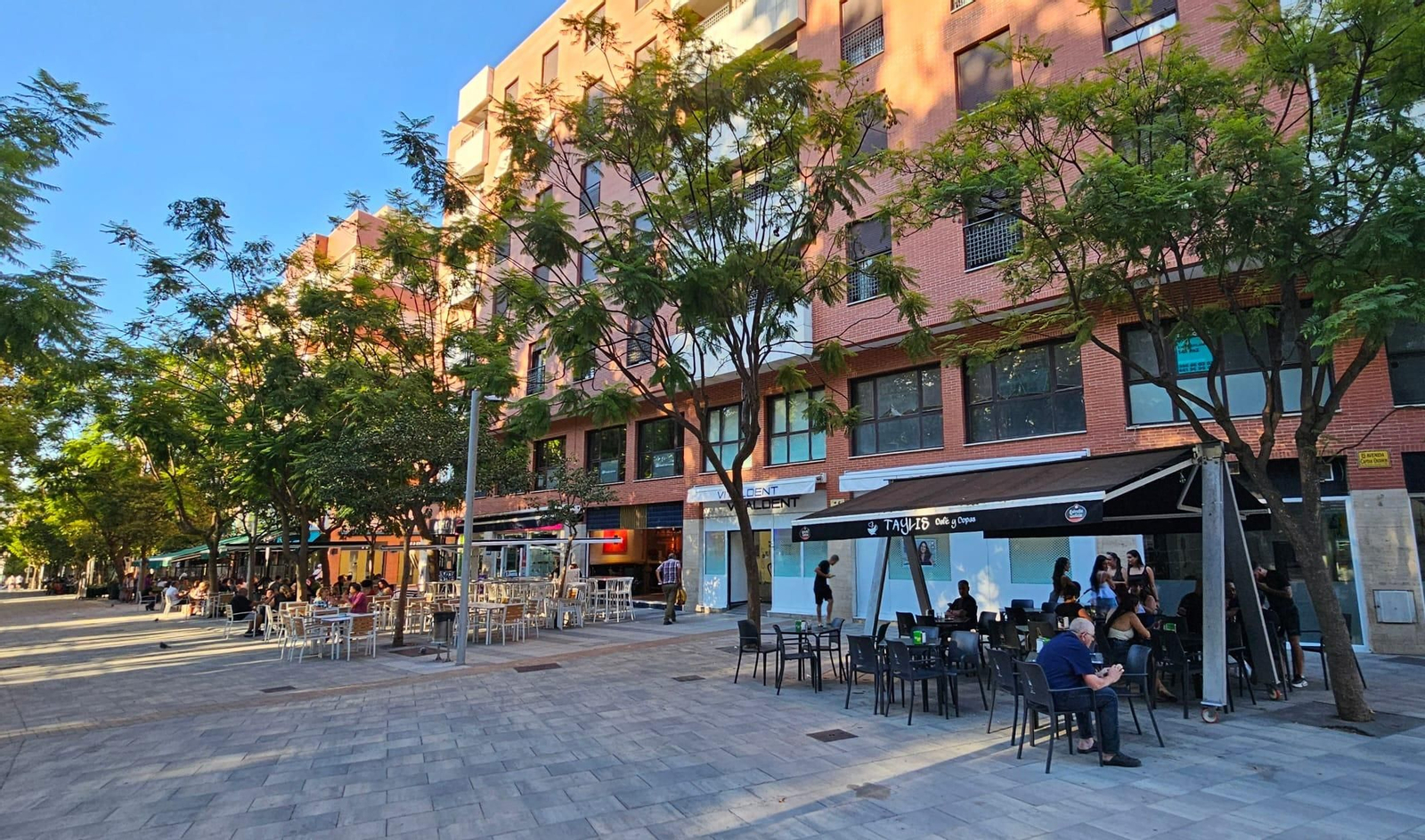 Dos terrazas con distinto mobiliario en Capitán Ontañón, este miércoles.