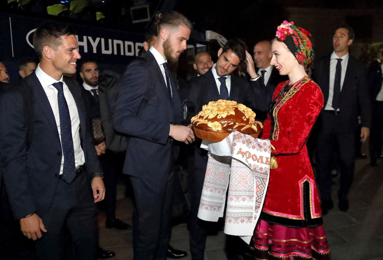 Los jugadores de la selección recibidos a su llegada a Rusia