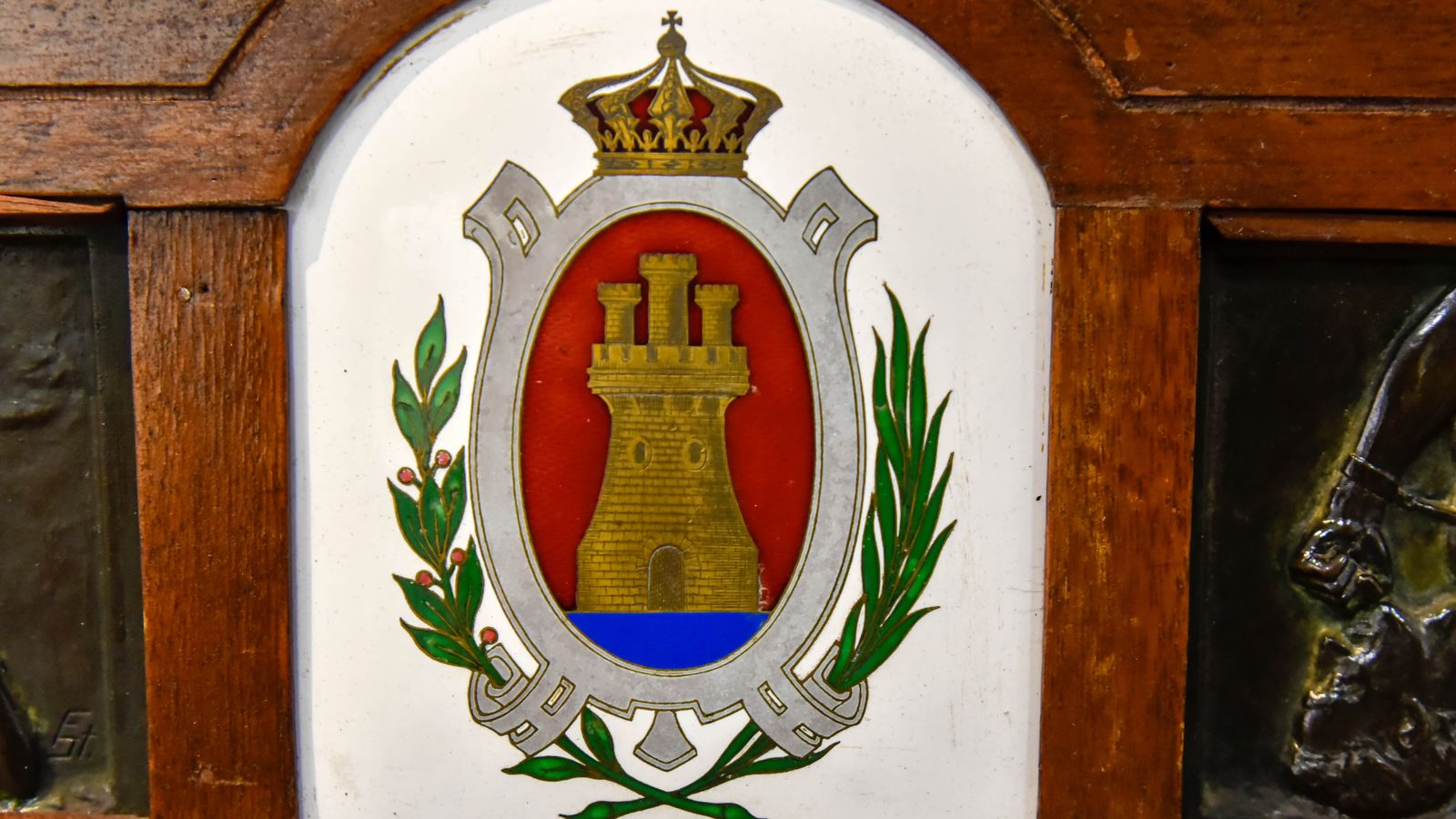 Detalle del escudo heráldico de Algeciras.