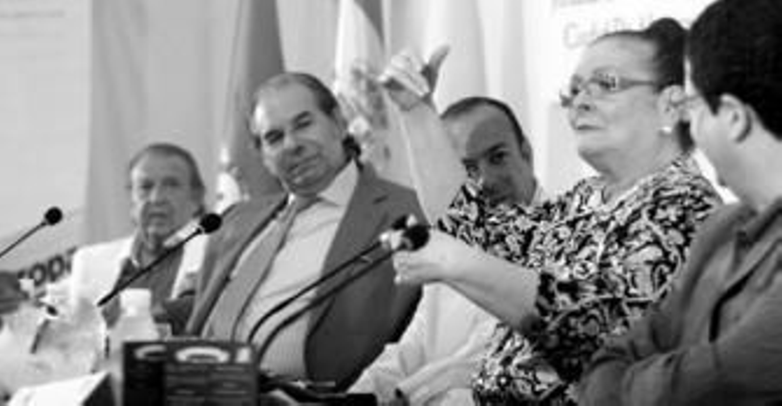 Los integrantes de la mesa redonda durante el transcurso de la tertulia coloquio que puso el punto y final de las jornadas taurinas de Algeciras.