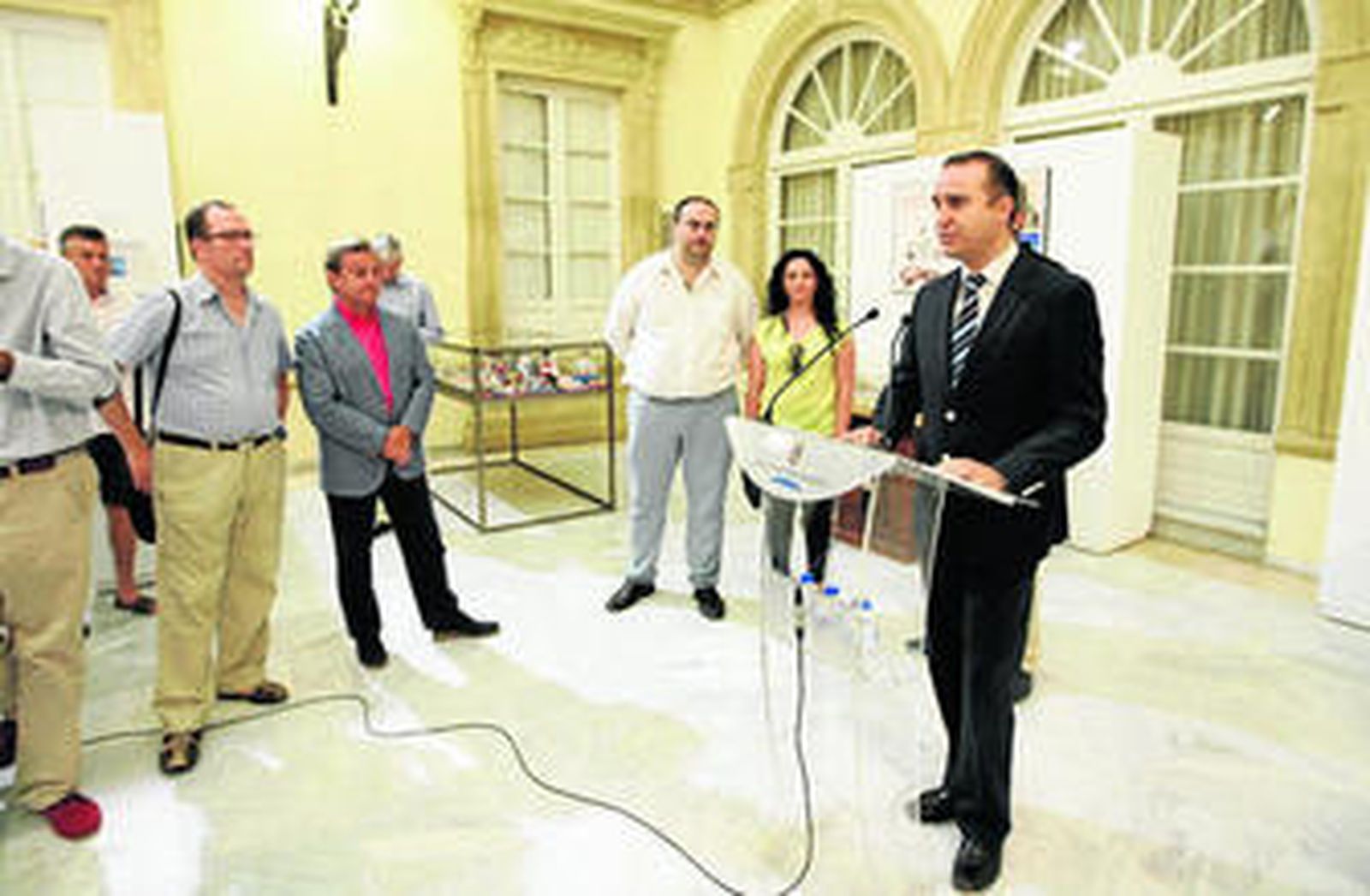 El diputado Amós García presidió el acto de inauguración de esta exposición itinerante.