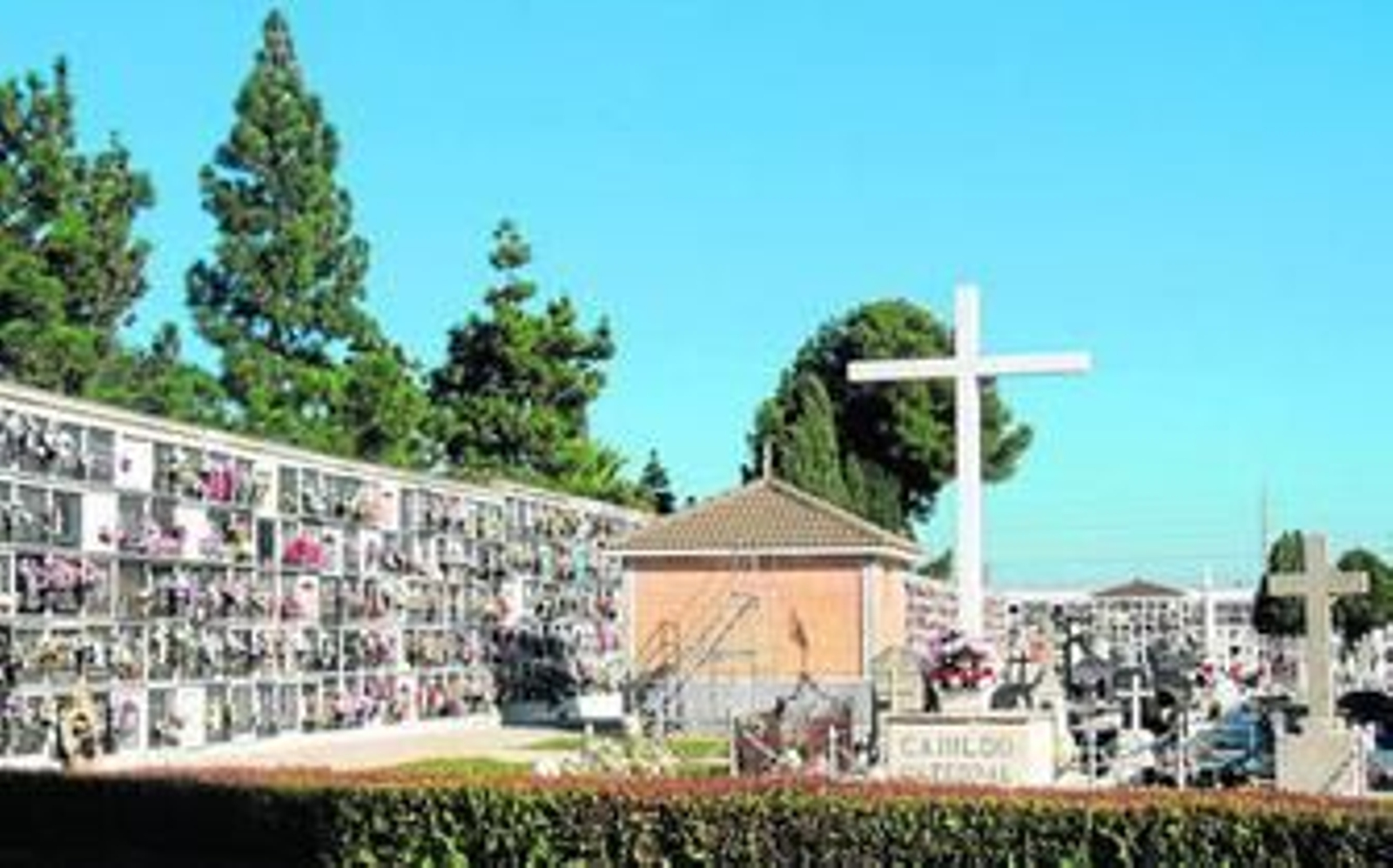 El cementerio de La Soledad repleto de flores en sus nichos y tumbas en el Día de los Difuntos del año pasado.