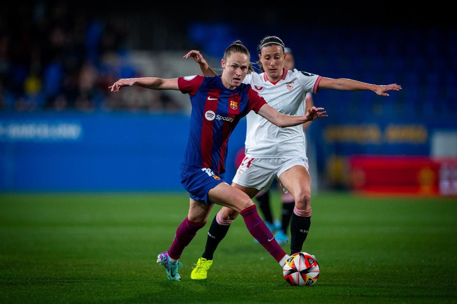 La sevillista Gemma pugna con la barcelonista Graham en la Copa de la Reina 23/24.