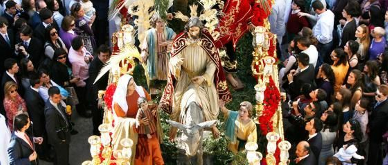 El Señor de la Triunfal Entrada, nada más salir de la capilla del colegio de San José.

Foto: Pascual