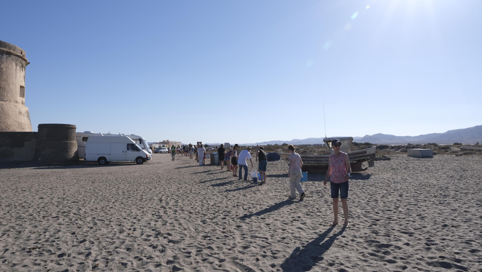 Imágenes de la cadena humana contra la desecación de Las Salinas de Cabo de Gata. Almería