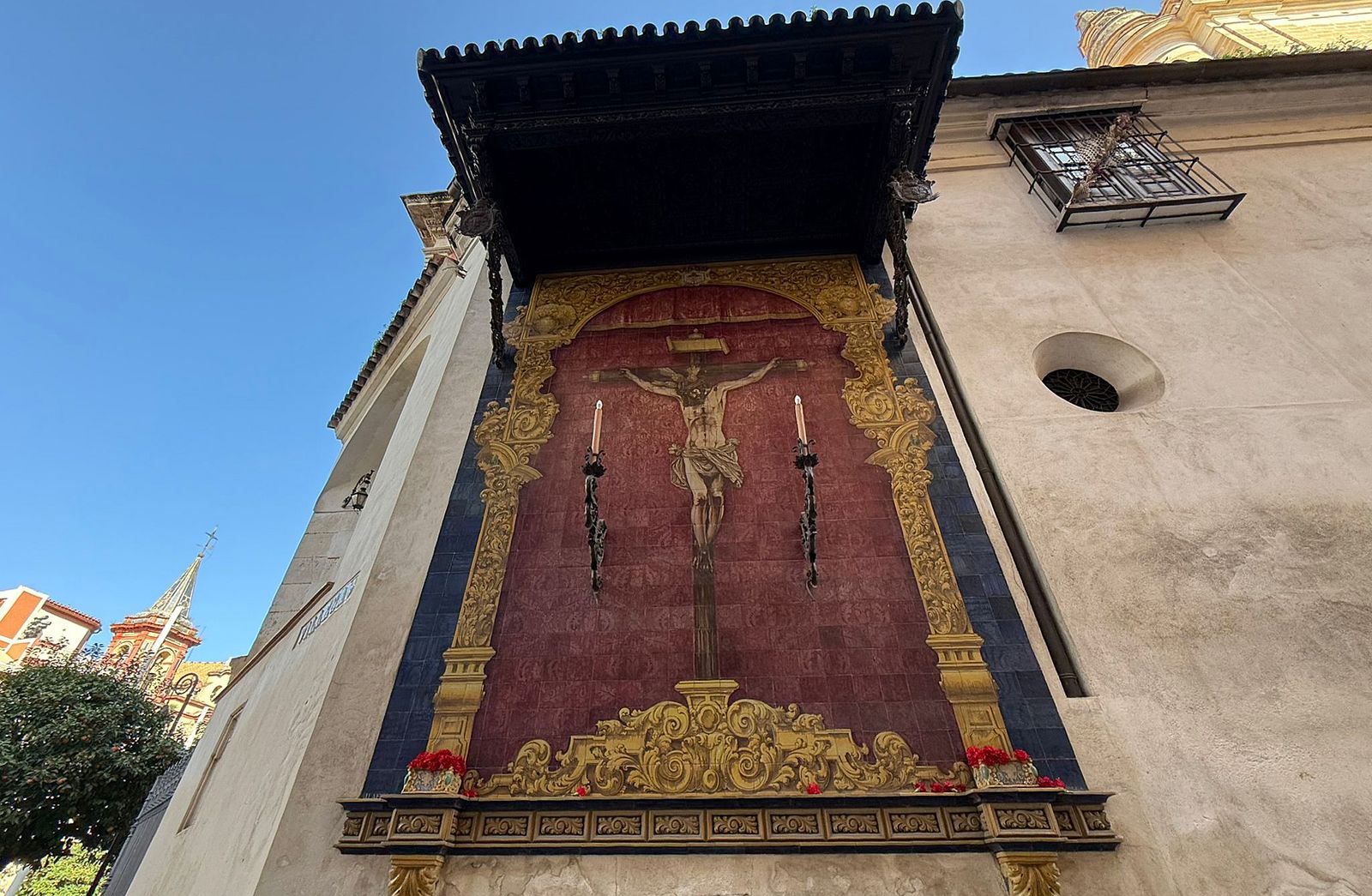 El retablo cerámico del Cristo del Amor.