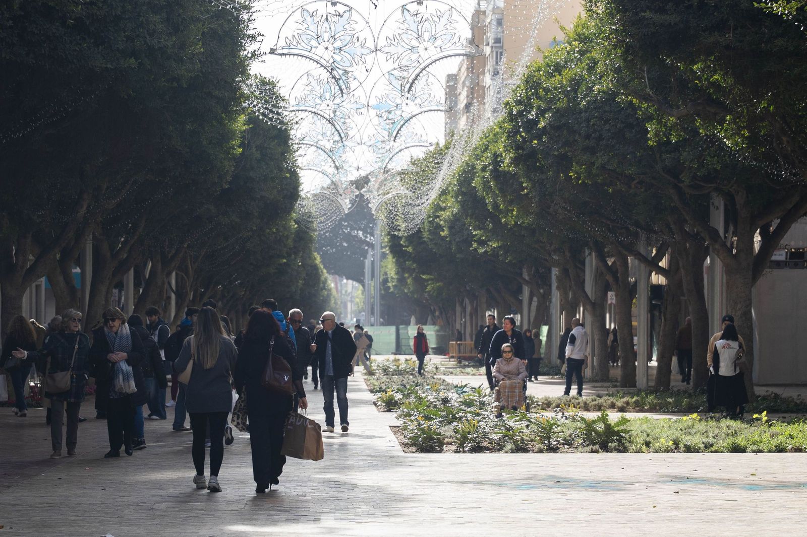 El comienzo de la campaña de rebajas en Almería, en imágenes