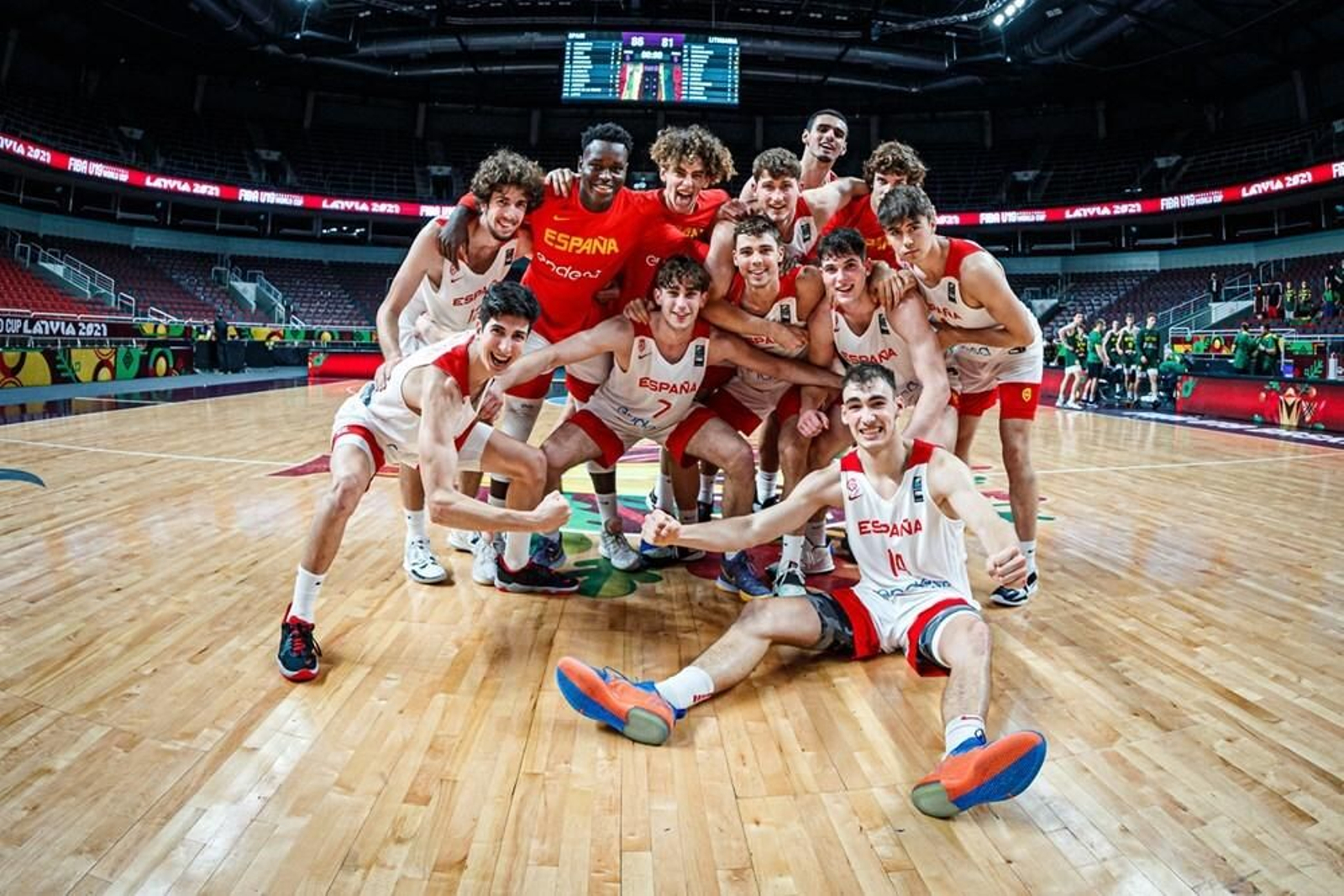 Los jugadores de España sub 19 celebran tras el partido.