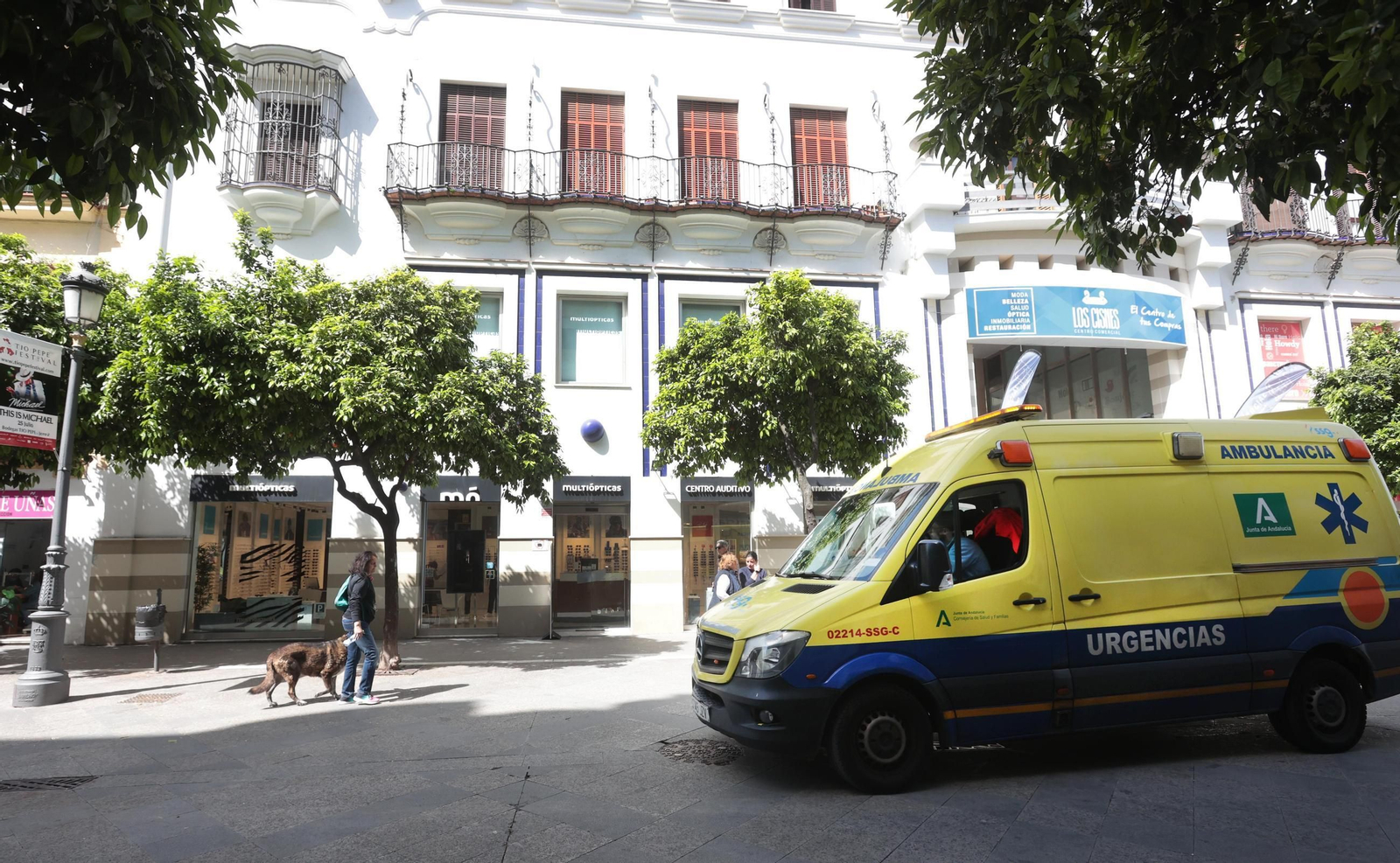 Una ambulancia, por la calle Larga.
