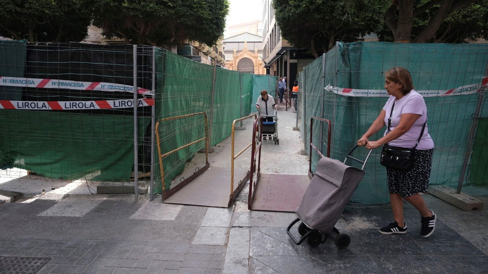 Pasarelas que han abierto tras pedírselo expresamente los hosteleros y comerciantes a la empresa