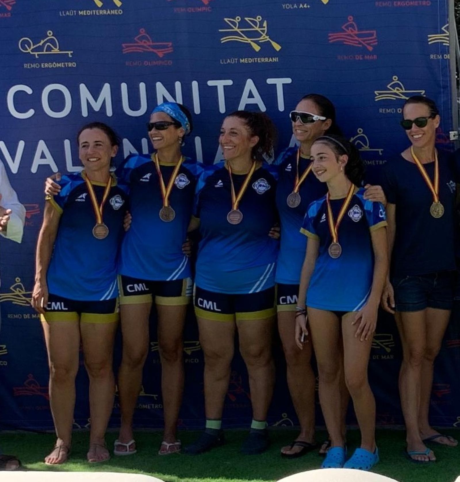 Las integrantes del equipo del Marítimo Linense, con sus medallas en el podio