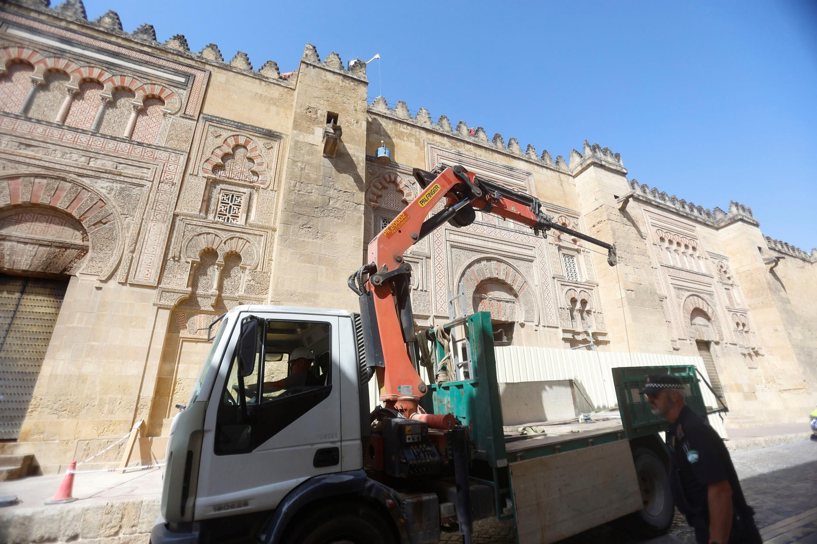 Trabajos en la Mezquita-Catedral para supervisisar los daños del fuego.