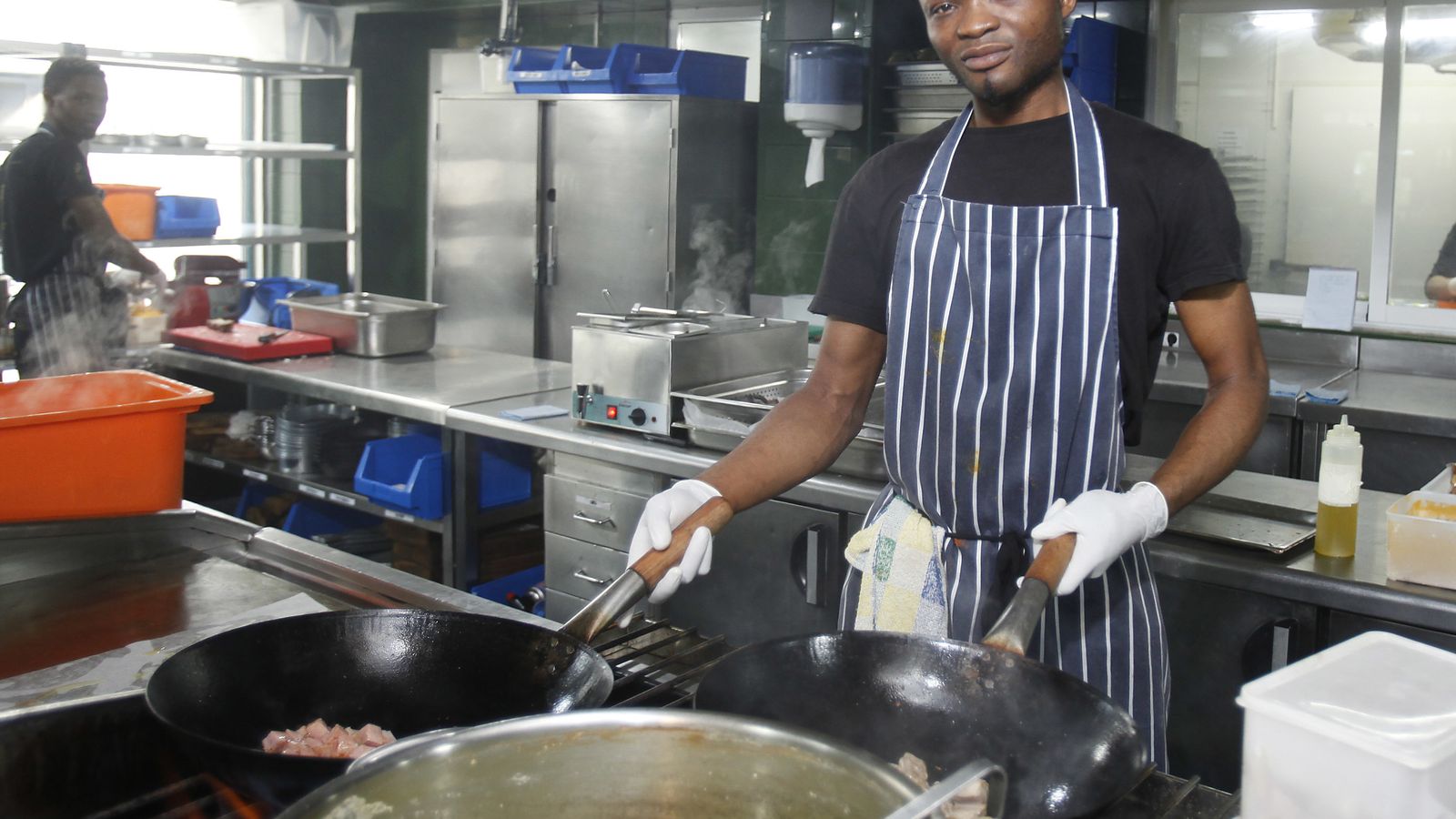 El chef, que consiguió una beca de la Fundación Cruzcampo, en las cocinas de Seis (Plaza Nueva).