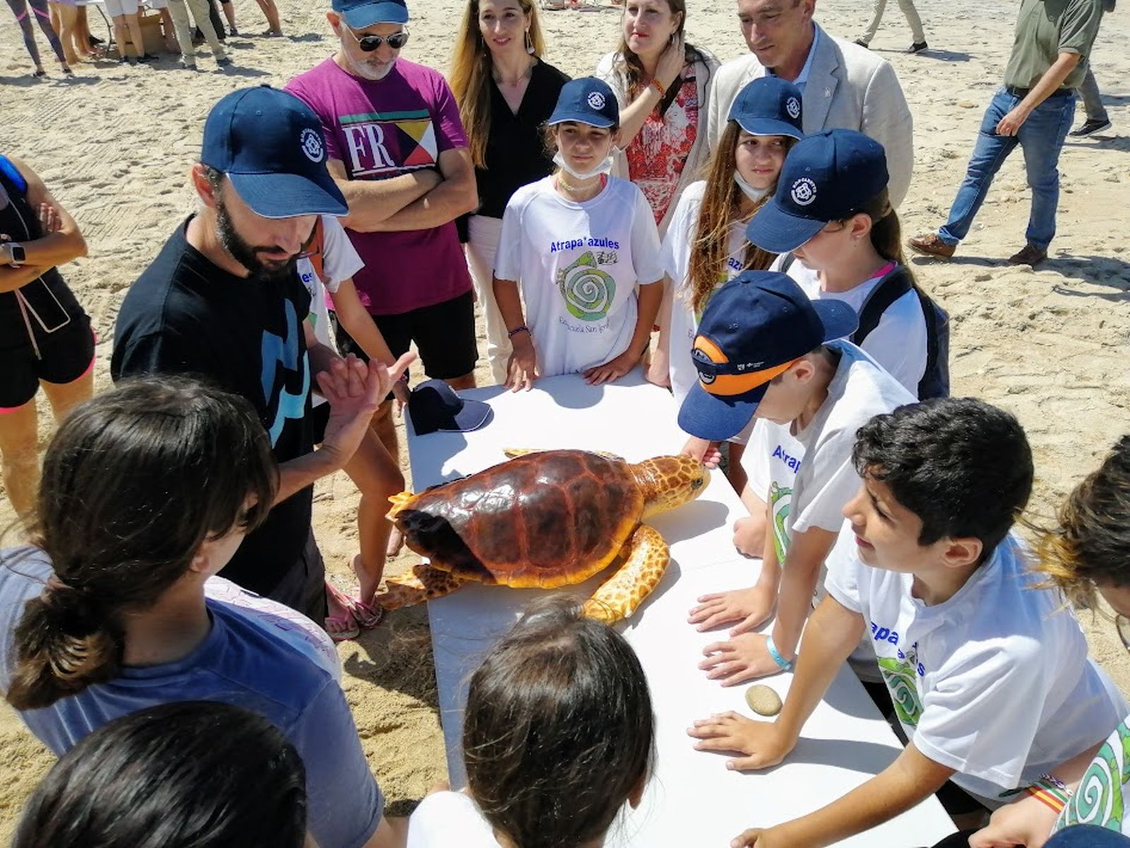 La ecoescuela, participando en una suelta de tortugas al mar.