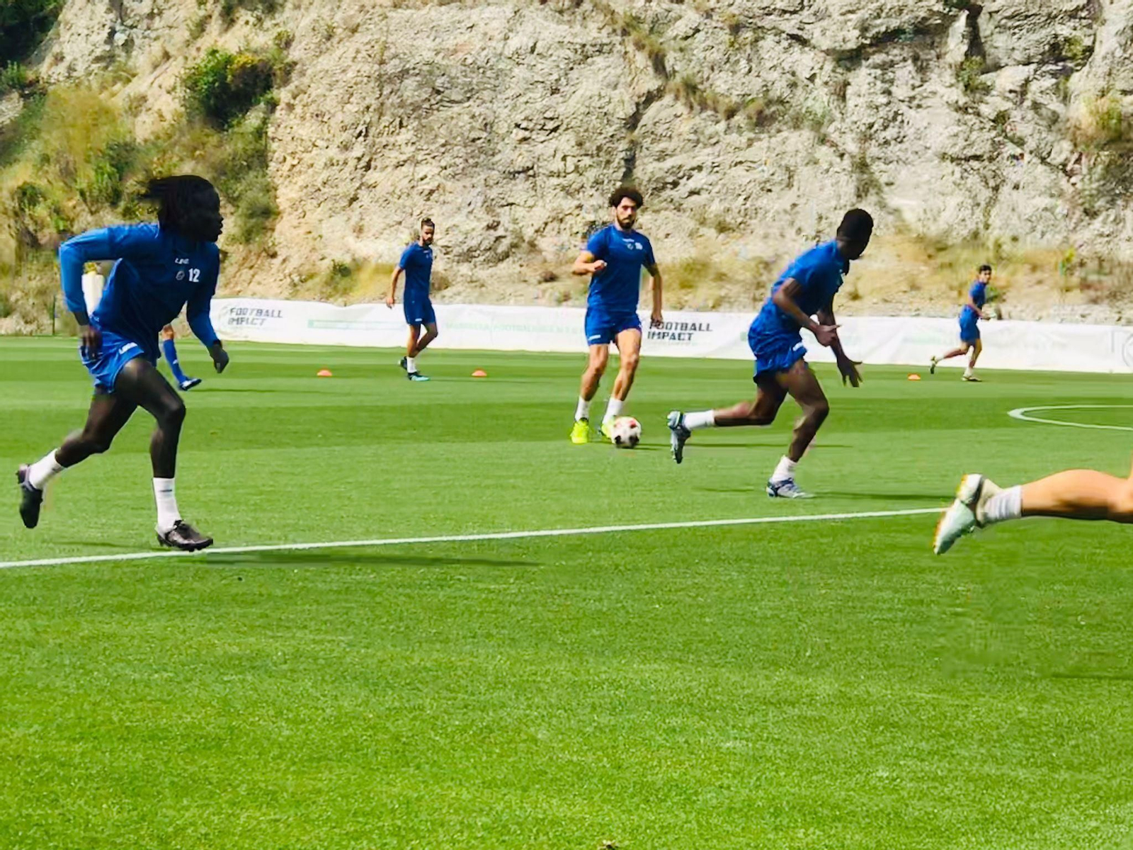 Paco Candela conduce el balón durante el entrenamiento de este miércoles en La Quinta