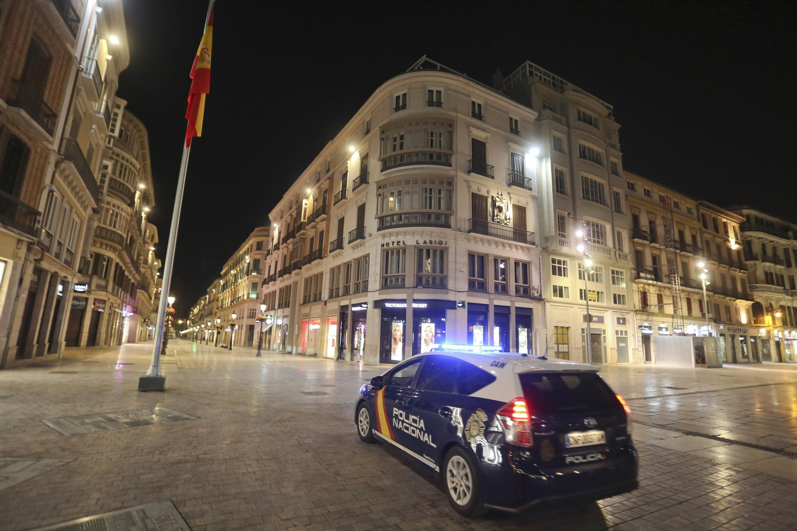 El coronavirus dibuja una noche desierta en el centro de Málaga, en fotos