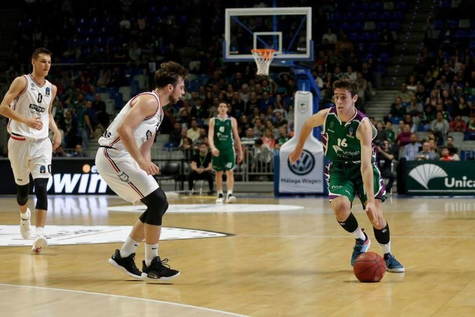 Pablo Sánchez bota el balón en su estreno europeo con el Unicaja.
