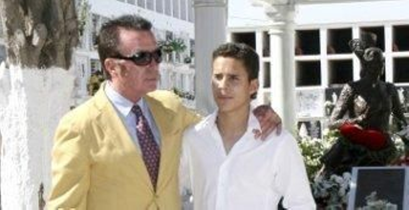 Ortega Cano junto a su hijo.