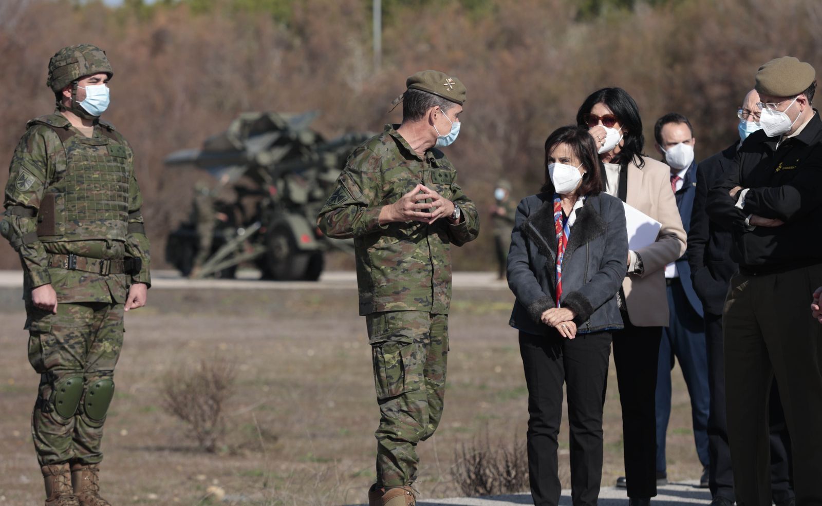 La visita de Margarita Robles a la Base del Copero en imágenes