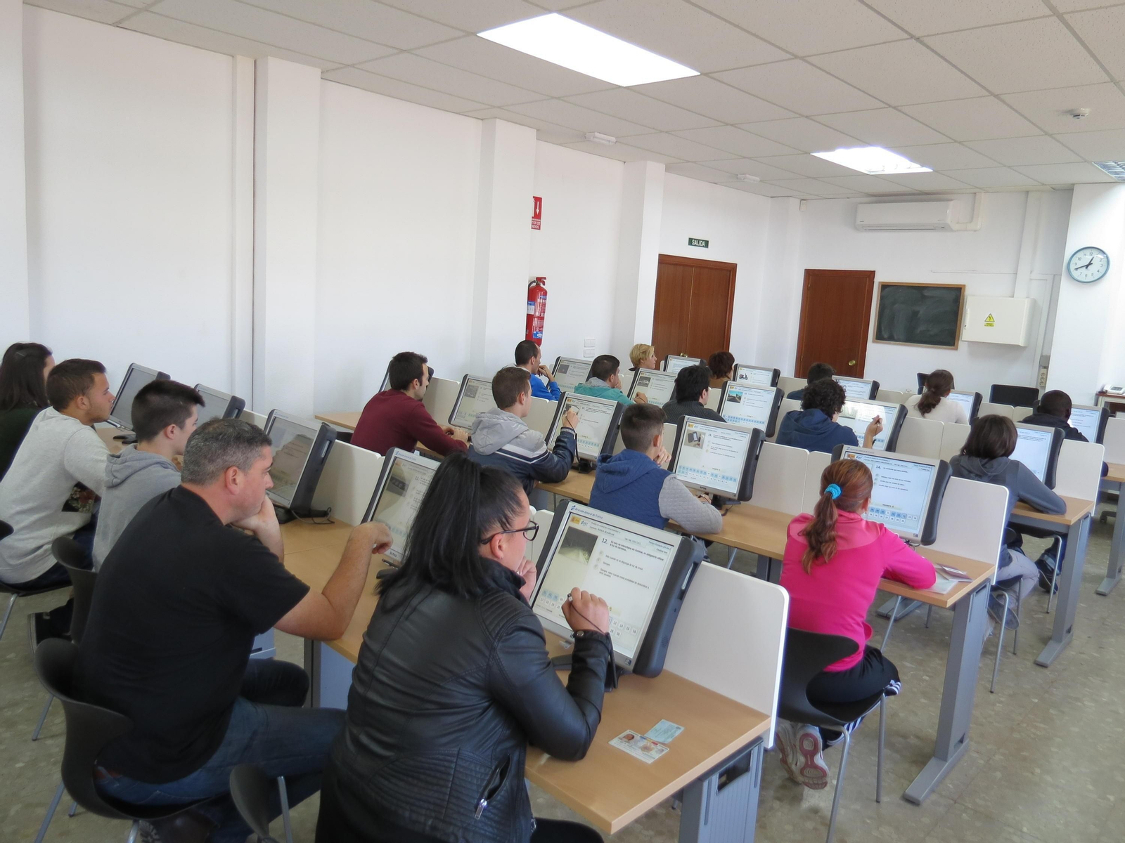 Aspirantes a obtener el carné de conducir en un exámen teórico de la DGT.