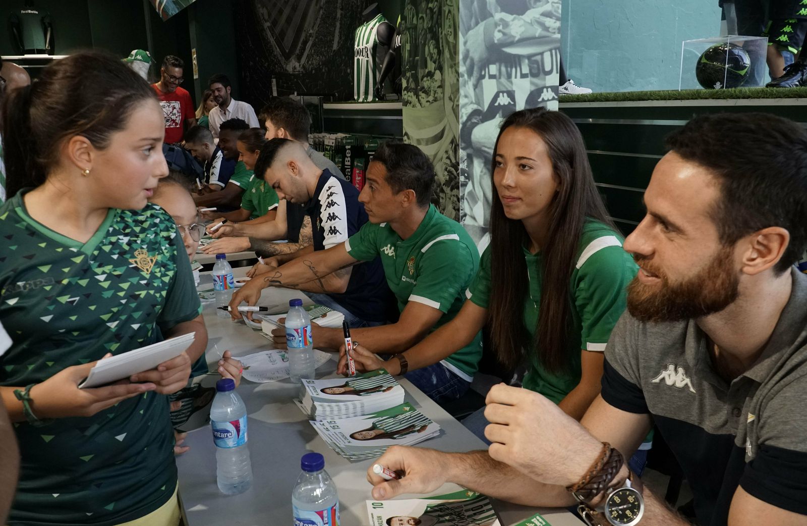 Firma de autógrafos de los jugadores del Betis