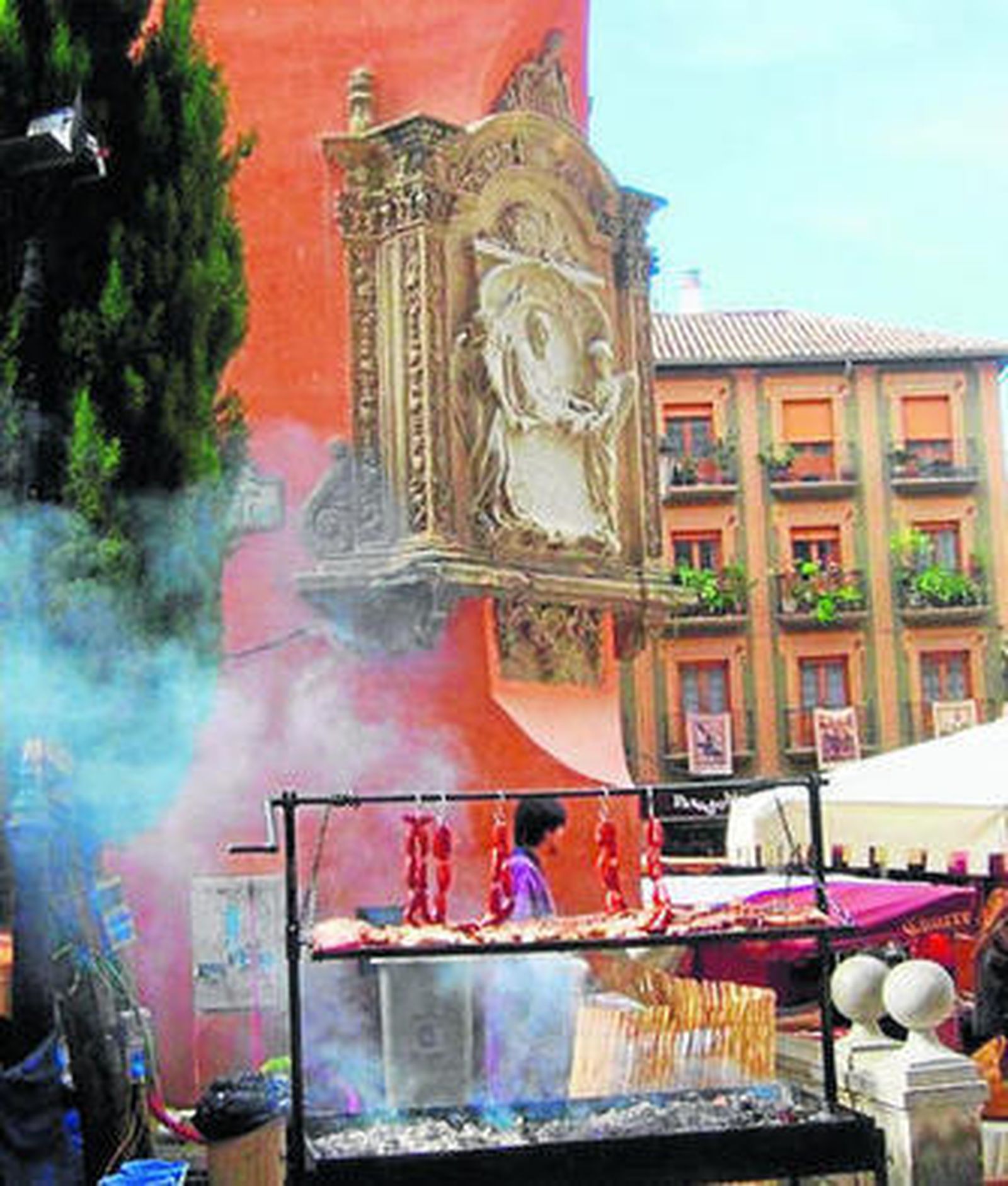 1. Hemos visto al Padre Suárez rodeado de chorizos a la brasa. 2. La placa a Fortuny se lleva la palma horrendamente orlada con tubos y cables. 3. El pedestal de Ruiz Carnero 'adornado' con orines de perros. 4. Vergonzoso marco metálico en el recuerdo a  Álvaro de Bazán.