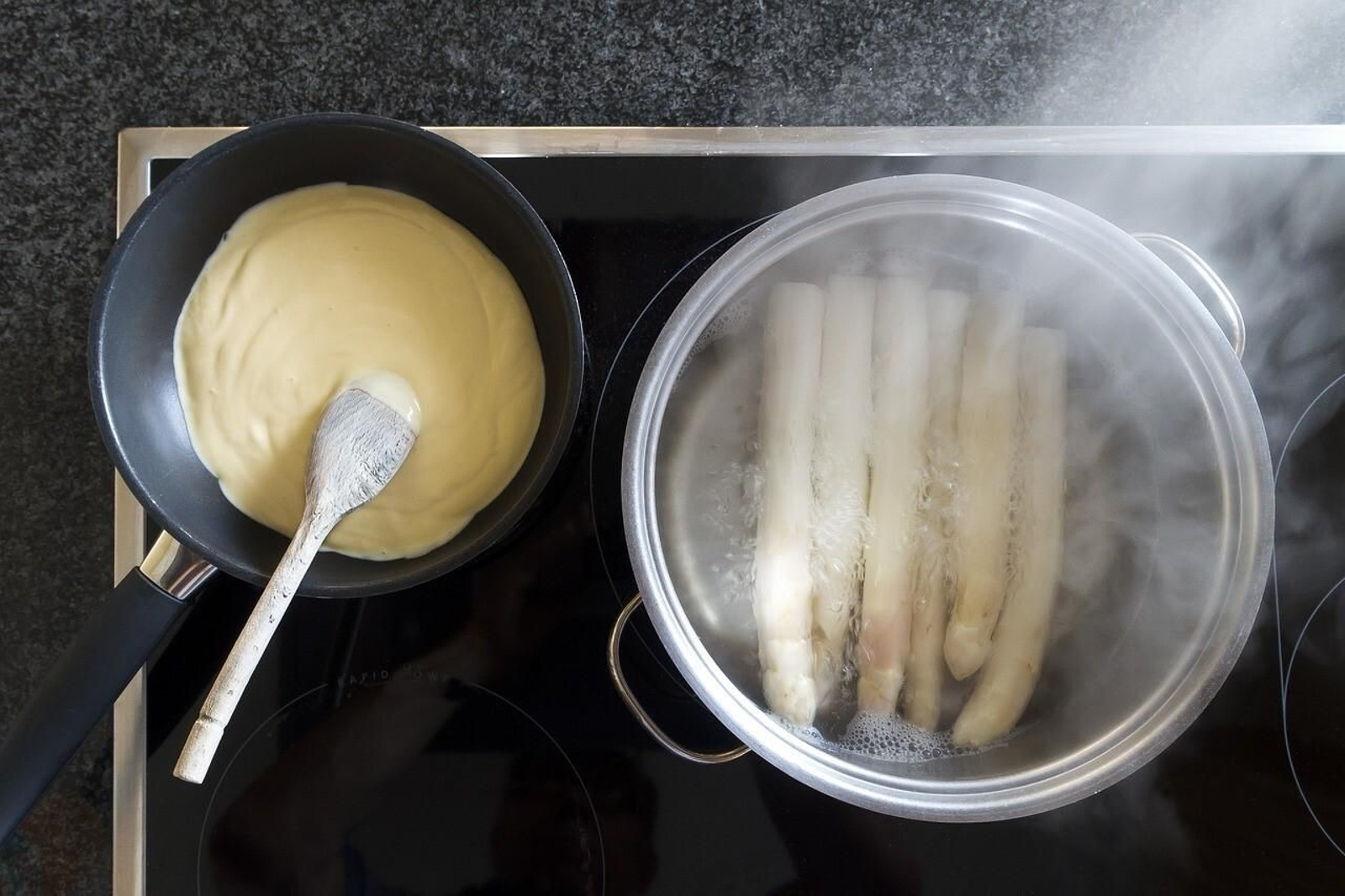 Olla cocinando sobre una vitrocerámica