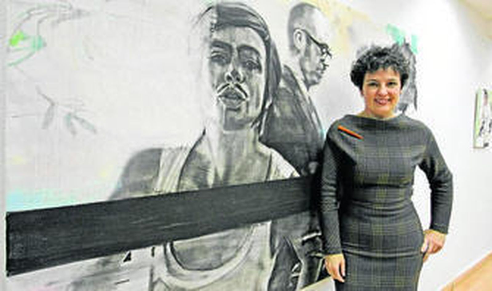 Pilar Alonso, junto a una de las obras expuestas en ArteaDiario.