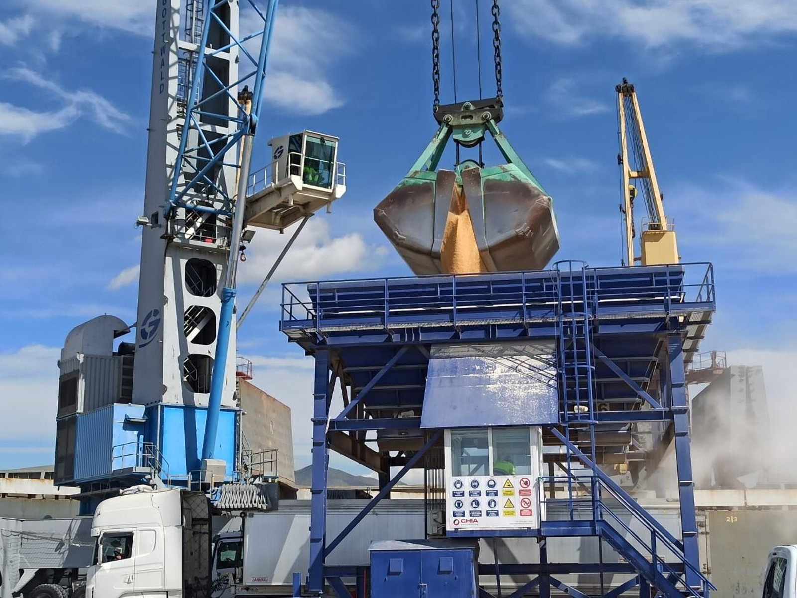 Descarga de granel agroalimentario en el puerto de Málaga