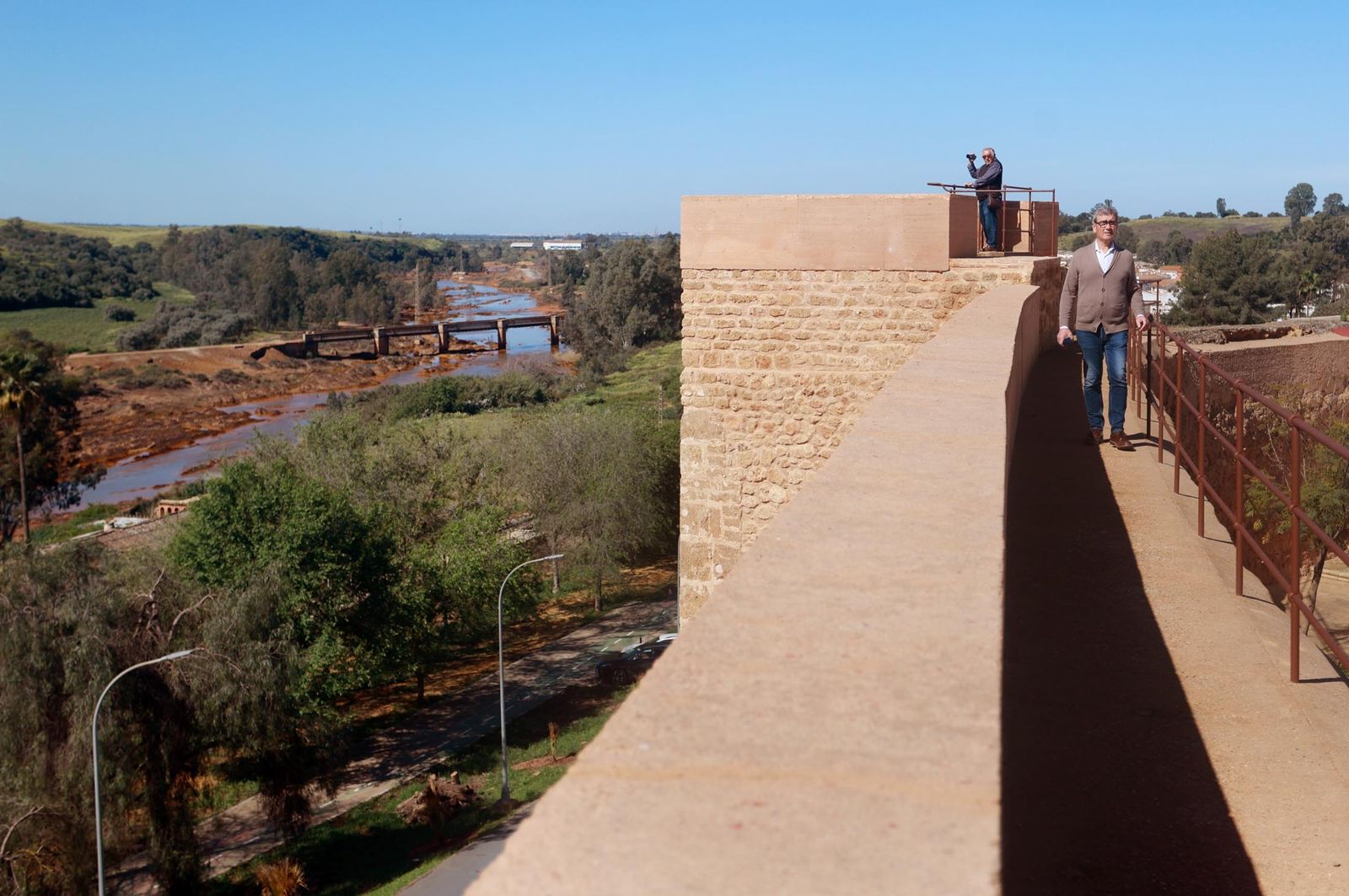 Imágenes de la visita a las obras de restauración de la Puerta del Buey en Niebla