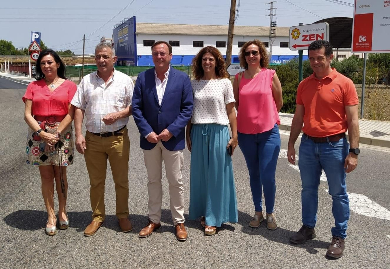 Dirigentes institucionales en el tramo urbano de la carretera CP-180 De la Vega en Villa del Río.