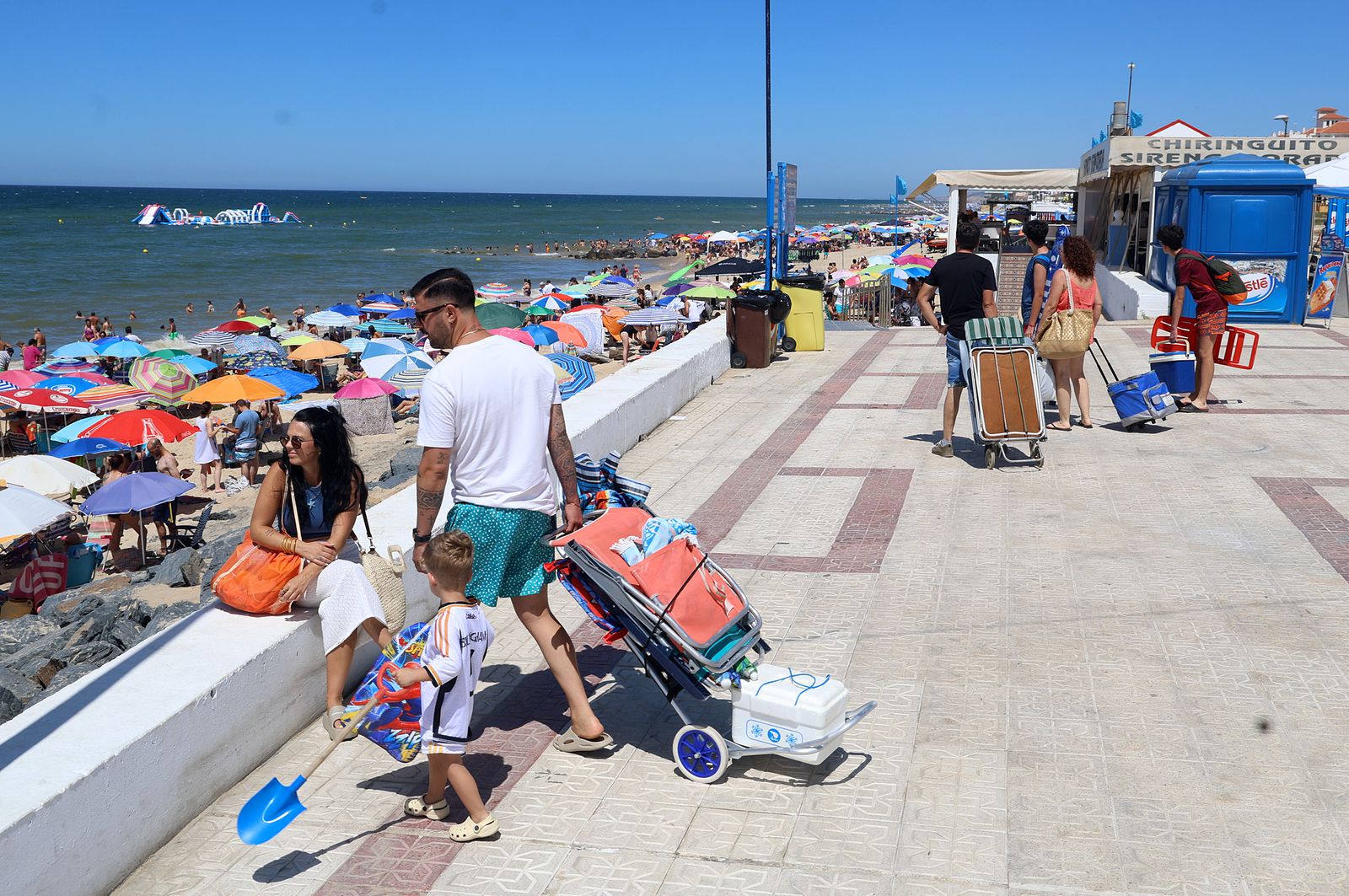 Imágenes de una mañana de calor y playa en Matalascañas