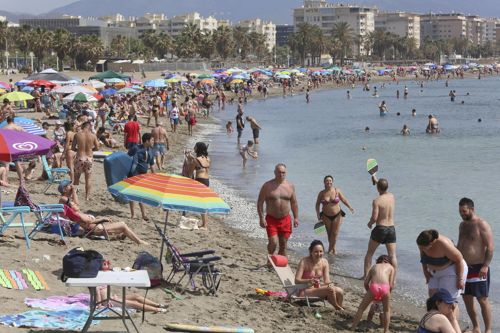 Un domingo de playa en Málaga, en fotos.